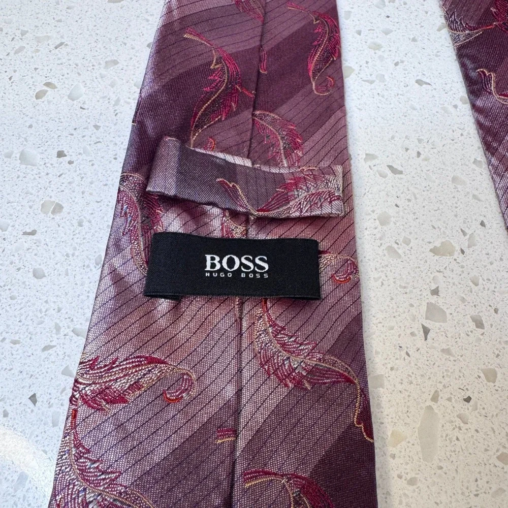 Hugo Boss Mens Silk Tie Burgundy Plum Striped Feather Jacquard Made in Italy